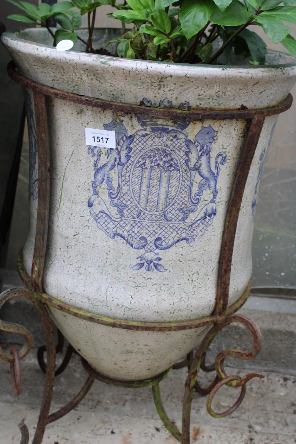 A DECORATIVE VINTAGE BLUE AND WHITE GLAZED PLANT POT WITH WROUGHT IRON STAND (H:66CM) - Image 2 of 3