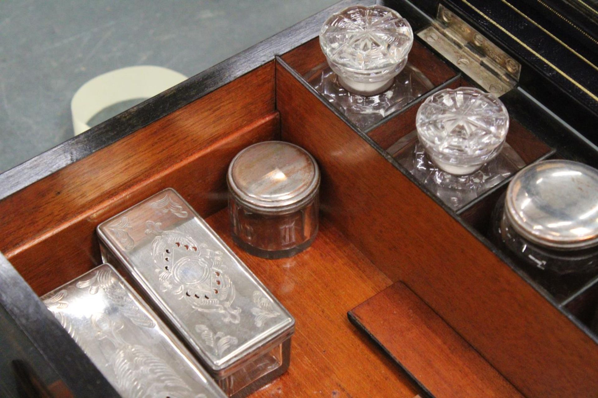 A VINTAGE MAHOGANY CASED WRITING BOX WITH A SECRET DRAWER TO INCLUDE INKWELLS, AND SILVER PLATED - Image 5 of 6