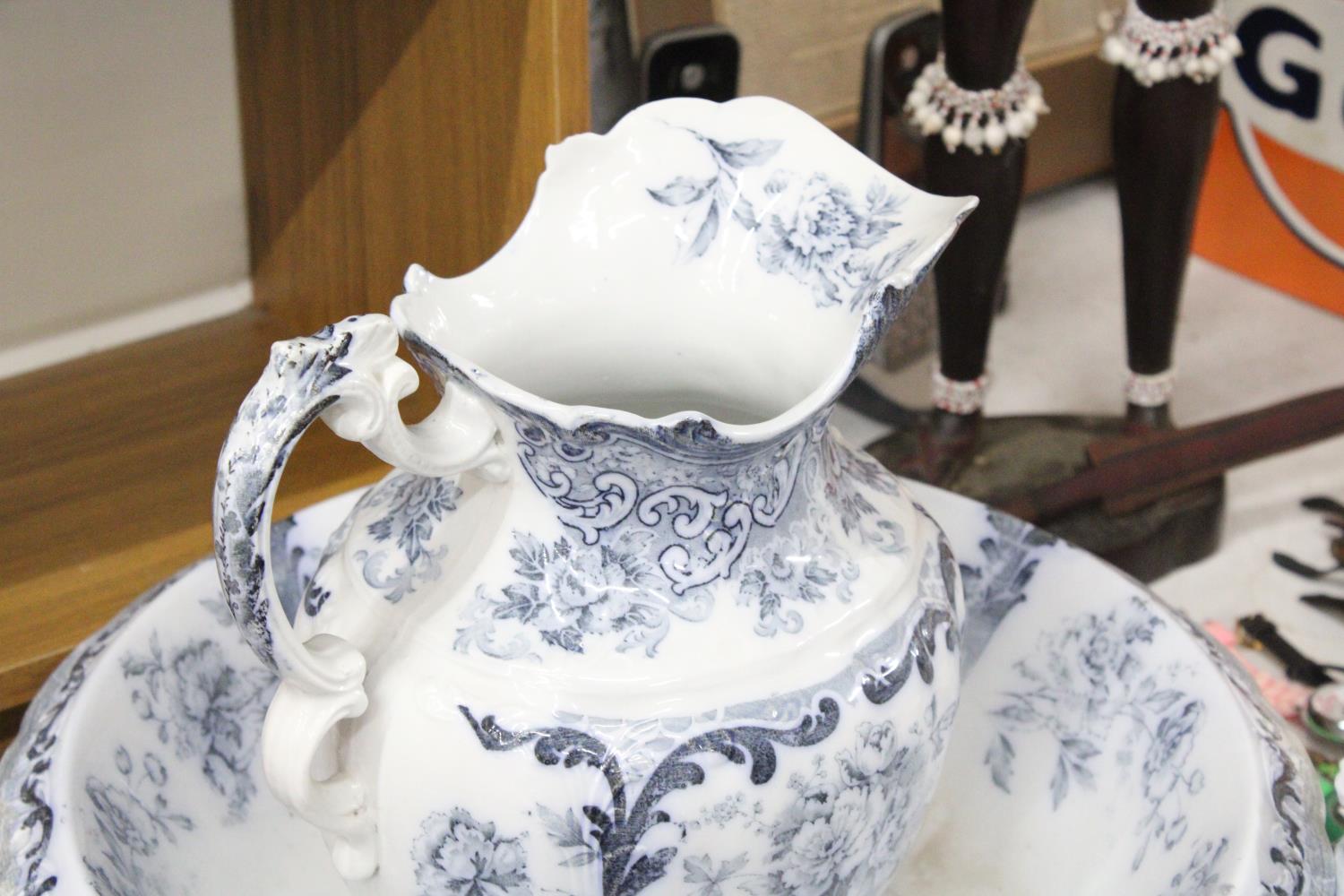 A VICTORIAN BLUE AND WHITE WASH BOWL, JUG AND SMALL VASE - Image 3 of 3