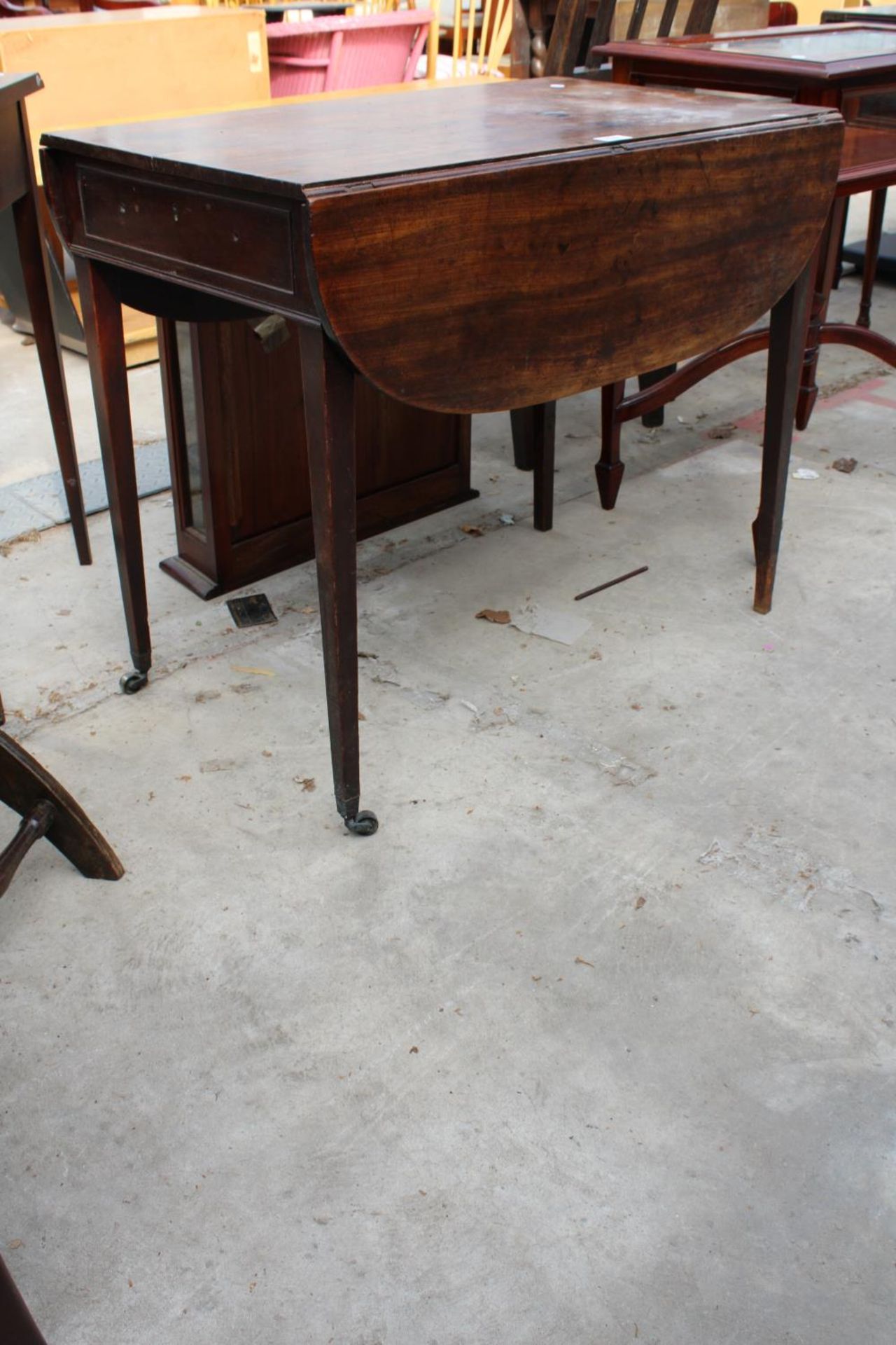 A 19TH CENTURY MAHOGANY PEMBROKE TABLE WITH SINGLE DRAWER AND SHAM DRAWER - Image 2 of 3