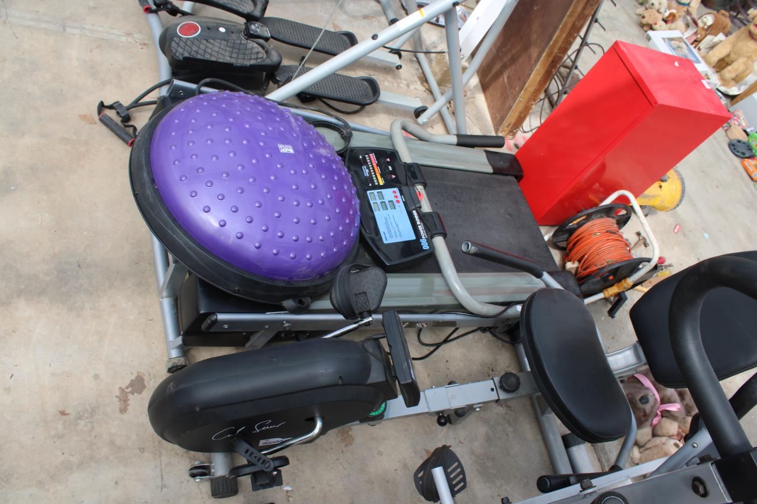 A LARGE QUANTITY OF HOME GYM EQUIPMENT TO INCLUDE A BENCH PRESS, ROWING MACHINE, AND CROSS TRAINER - Image 6 of 7