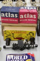 A COLLECTTION OF VINTAGE PHOTOGRAPHIC EQUIPMENT TO INCLUDE TWO BOXED ATLAS REFLECTOR PHOTOFLOOD,
