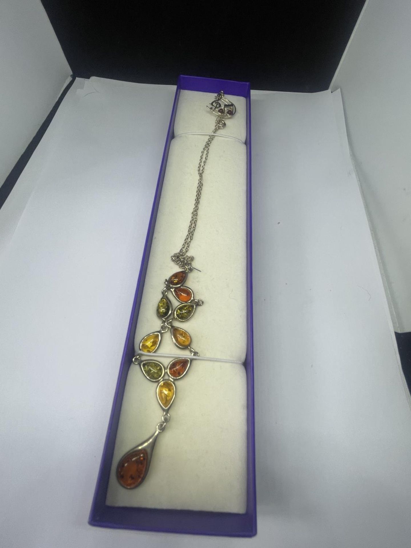 A SILVER AND AMBER NECKLACE AND BROOCH IN A PRESENTATION BOX