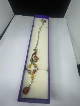 A SILVER AND AMBER NECKLACE AND BROOCH IN A PRESENTATION BOX