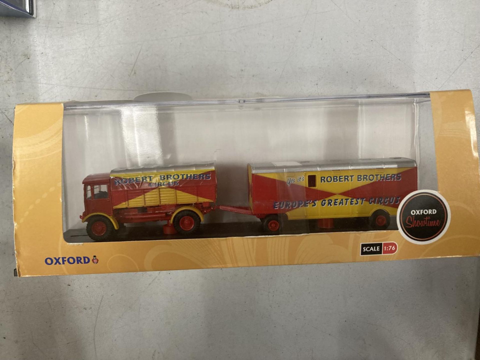 FOUR BOXED OXFORD SHOWTIME VEHICLES TO INCLUDE BILLY SMARTS CIRCUS AND ROBERT BROTHERS CIRCUS - Image 4 of 5