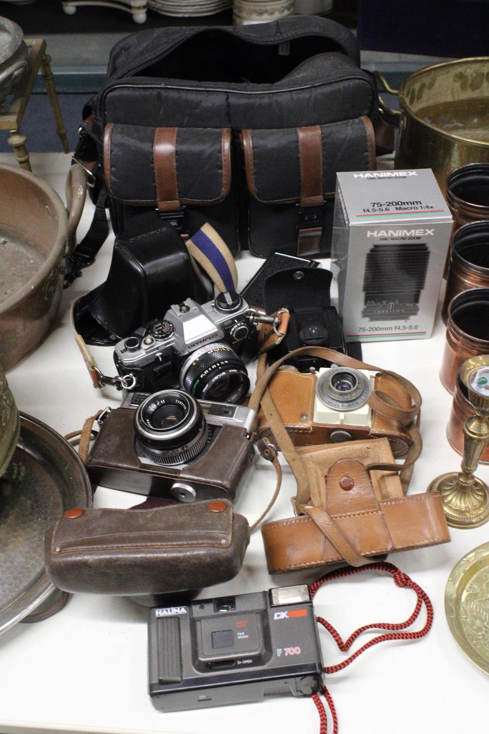A QUANTITY OF VINTAGE CAMERAS AND ACCESSORIES TO INCLUDE HALINA, ADVOCATE, OLYMPUS ETC