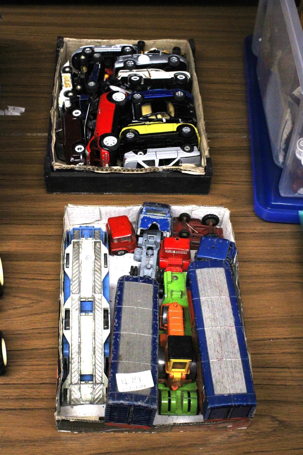 A COLLECTION OF DI-CAST CARS AND LORRIES TO INCLUDE CORGI ETC