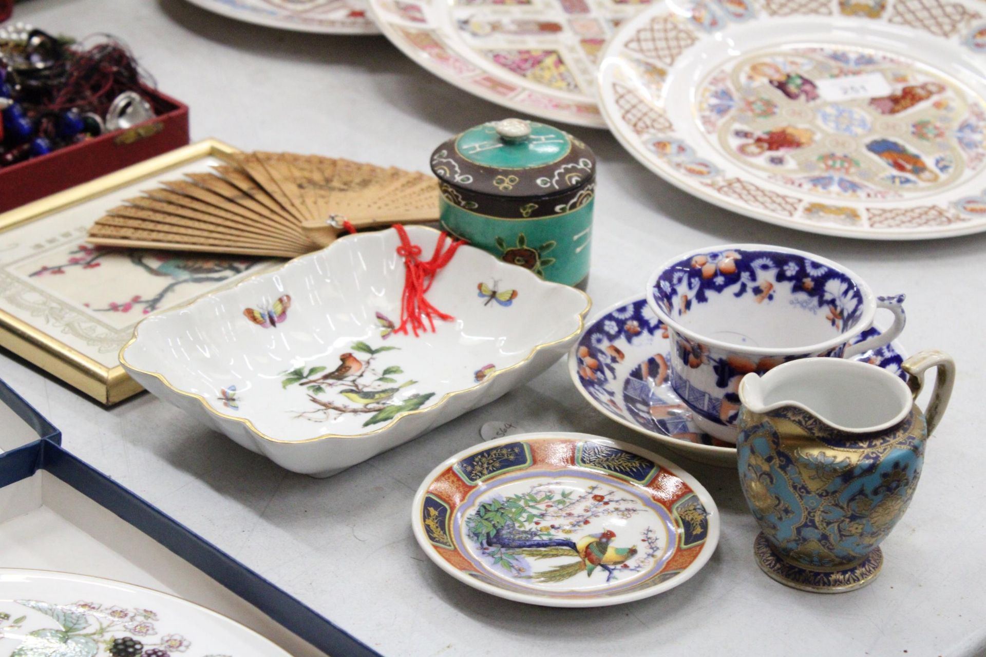 A MIXED LOT TO INCLUDE AN ORIENTAL STLE EMBROIDERED PICTURE, A GILT EDGED BOWL WITH BIRD DECORATION, - Image 3 of 5