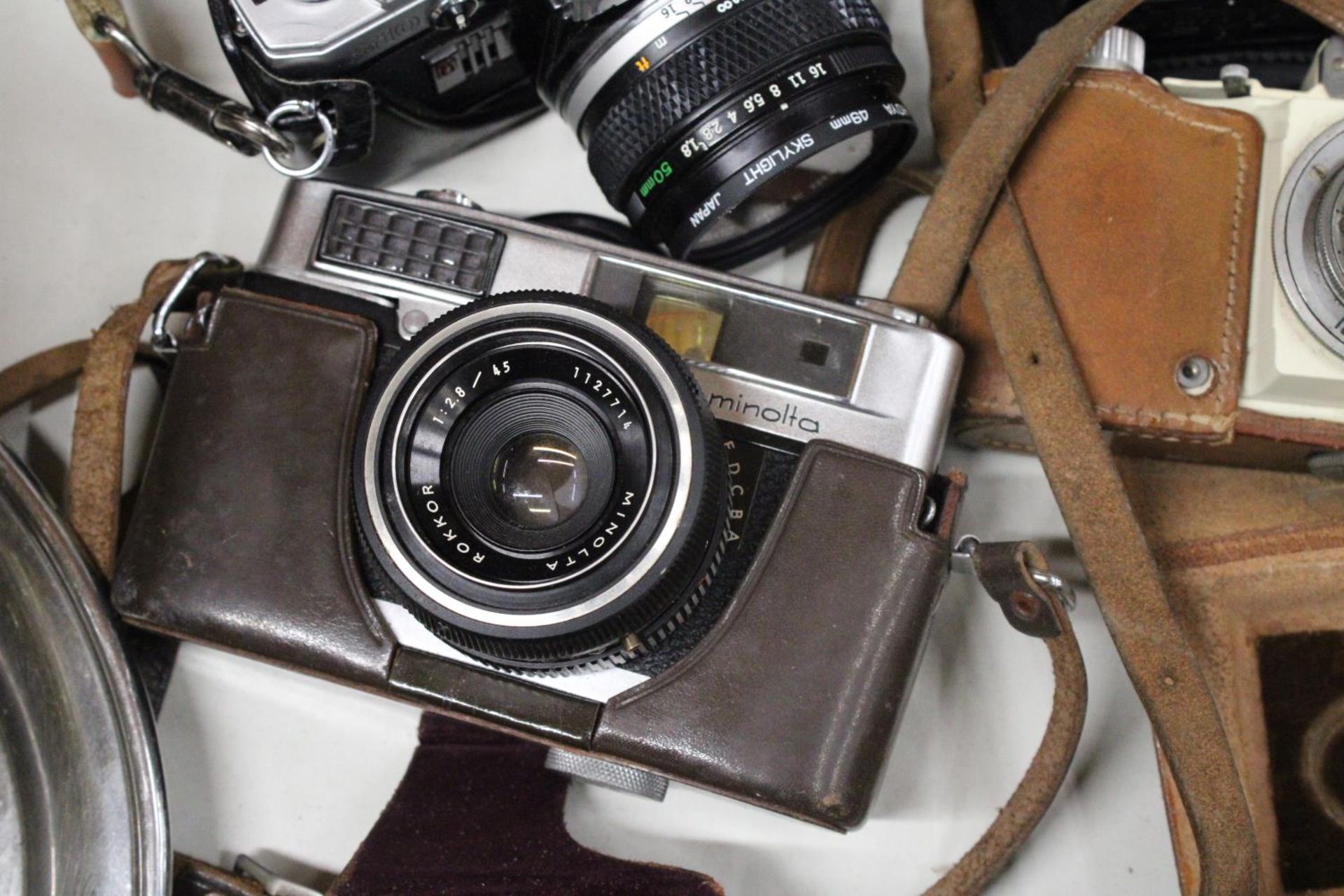 A QUANTITY OF VINTAGE CAMERAS AND ACCESSORIES TO INCLUDE HALINA, ADVOCATE, OLYMPUS ETC - Image 3 of 5