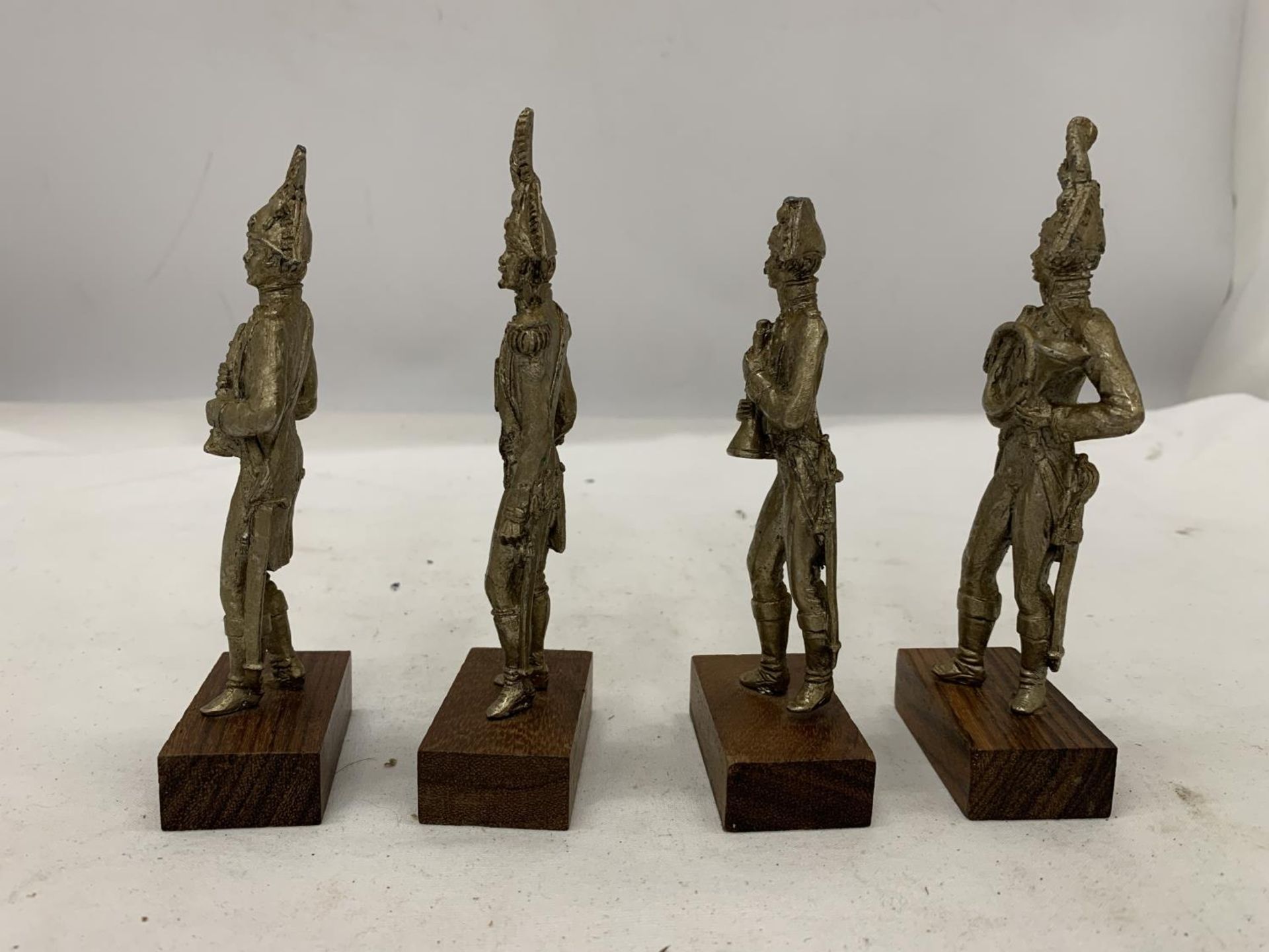 FOUR HEAVY SOLID ITALIAN MADE 5" PEWTER SOLDIERS - Image 4 of 4