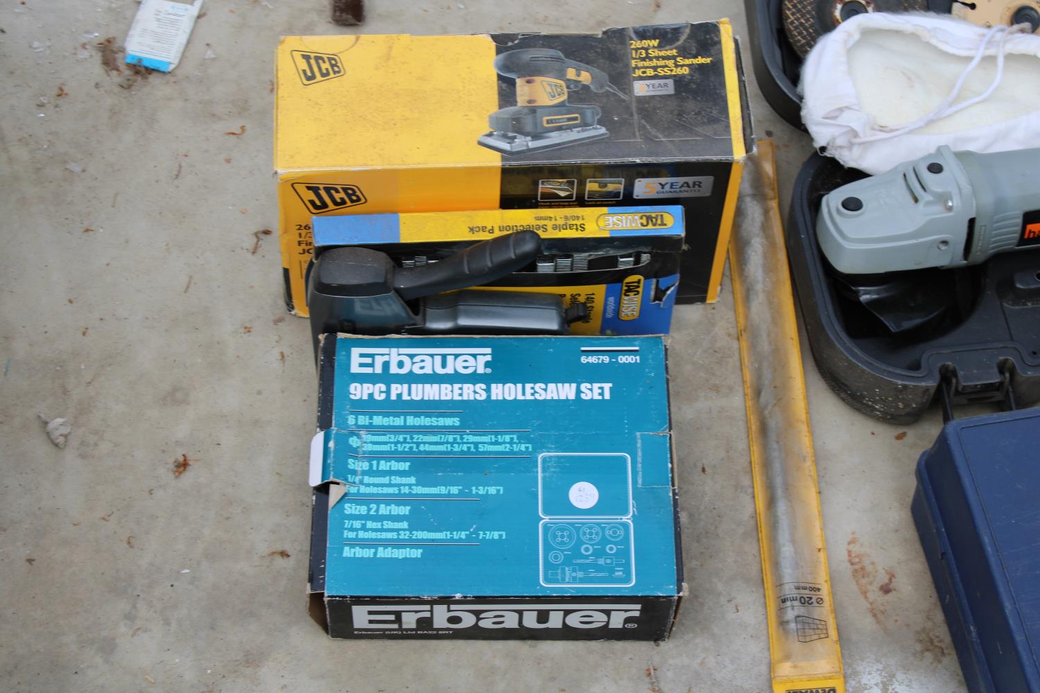 AN ASSORTMENT OF TOOLS TO INCLUDE A HALFORDS GRINDER, A HOLESAW SET AND A JCB ELECTRIC SANDER ETC - Bild 2 aus 3