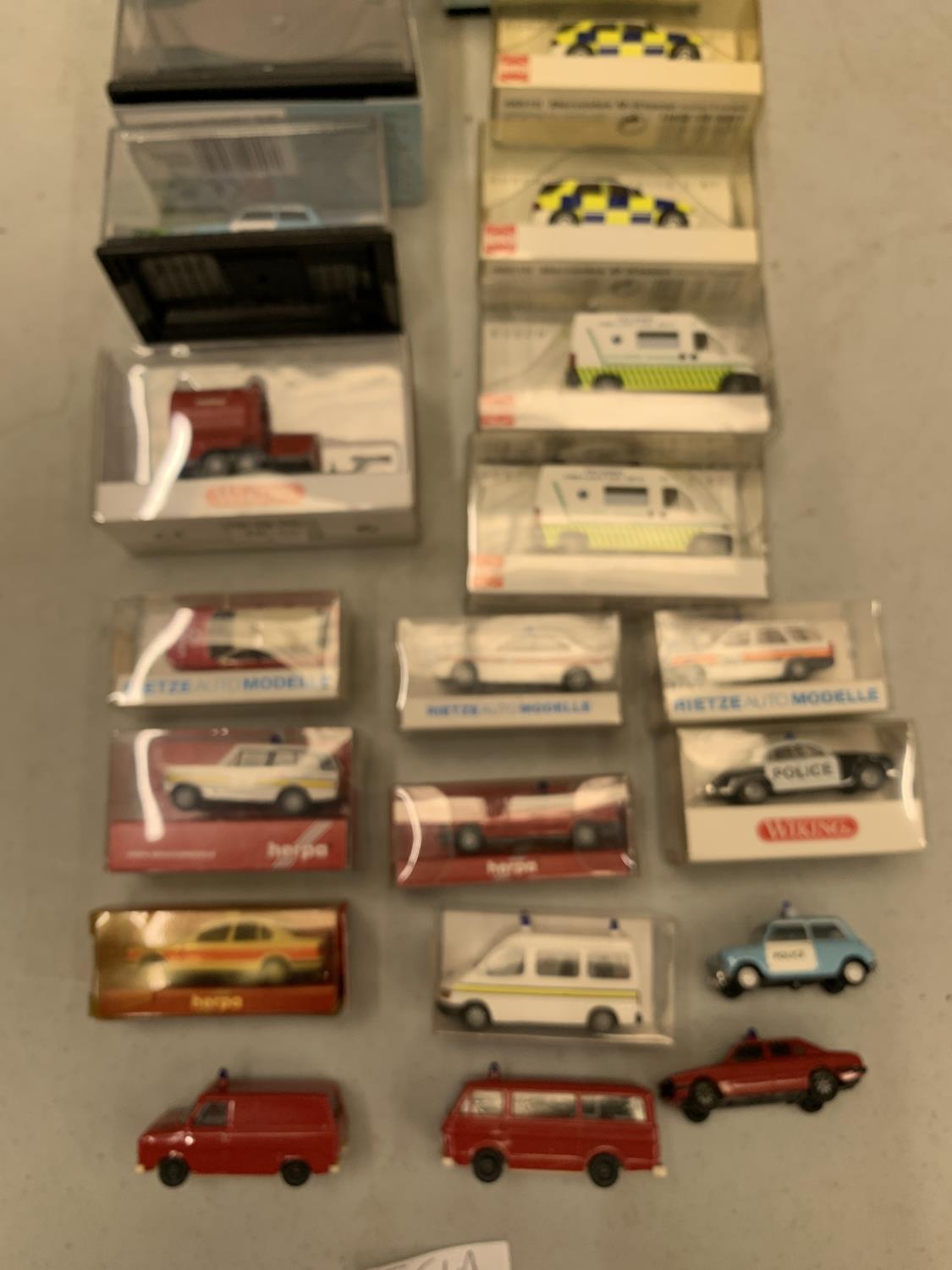 A COLLECTION OF EMERGENCY TOY VEHICLES, MAINLY BOXED, TO INCLUDE OXFORD, CARARAMA, CLASSIX ETC. - Image 4 of 4
