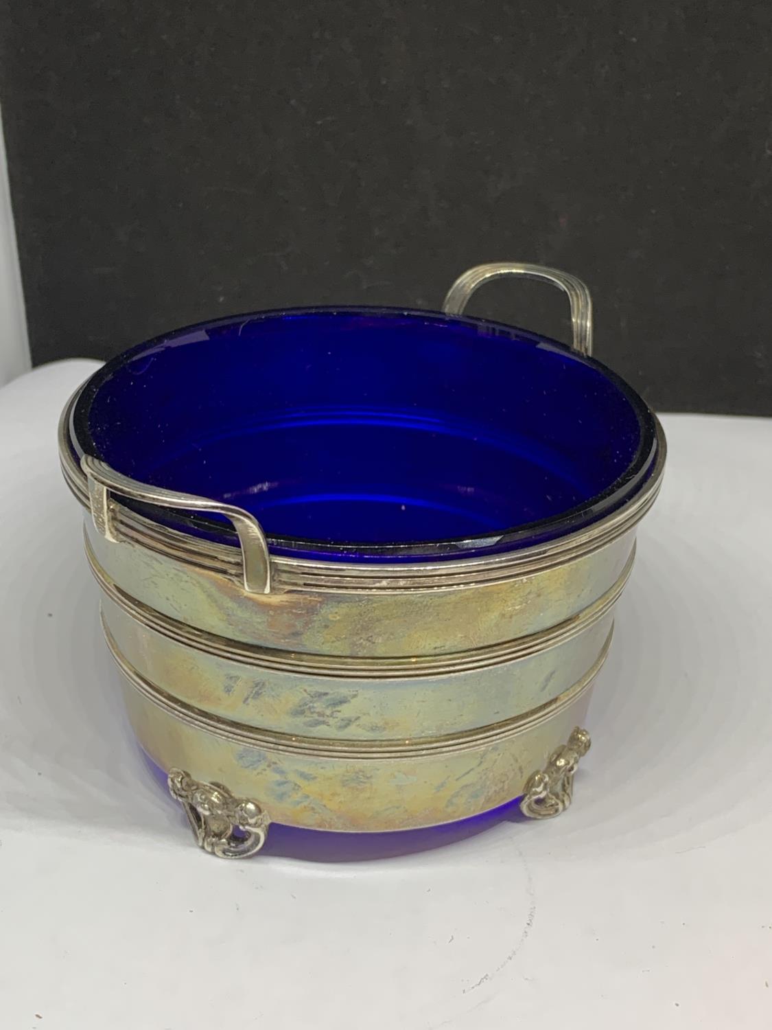 A HALLMARKED BIRMINGHAM SILVER TWIN HANDLED DEEP DISH ON FOUR DECORATIVE FEET WITH BLUE GLASS - Image 2 of 6