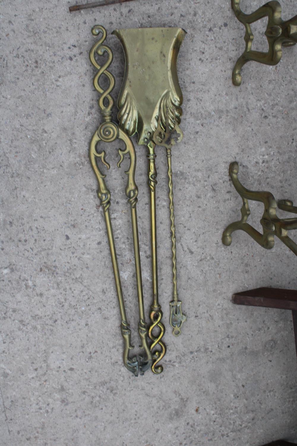 AN ASSORTMENT OF BRASS FIRE SIDE ITEMS TO INCLUDE A COAL BUCKET, FIRE DOGS AND TOOLS ETC - Image 3 of 3