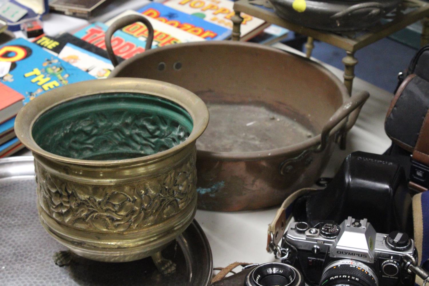 A LARGE VINTAGE COPPER BOWL WITH A BRASS TRIVET AND PLANTER PLUS PEWTER BOWL AND SILVER PLATED TRAY - Image 4 of 4