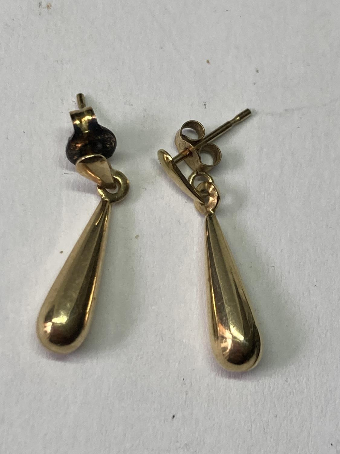 A PAIR OF 9 CARAT GOLD DROP SHAPED EARRINGS