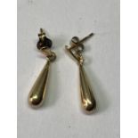 A PAIR OF 9 CARAT GOLD DROP SHAPED EARRINGS