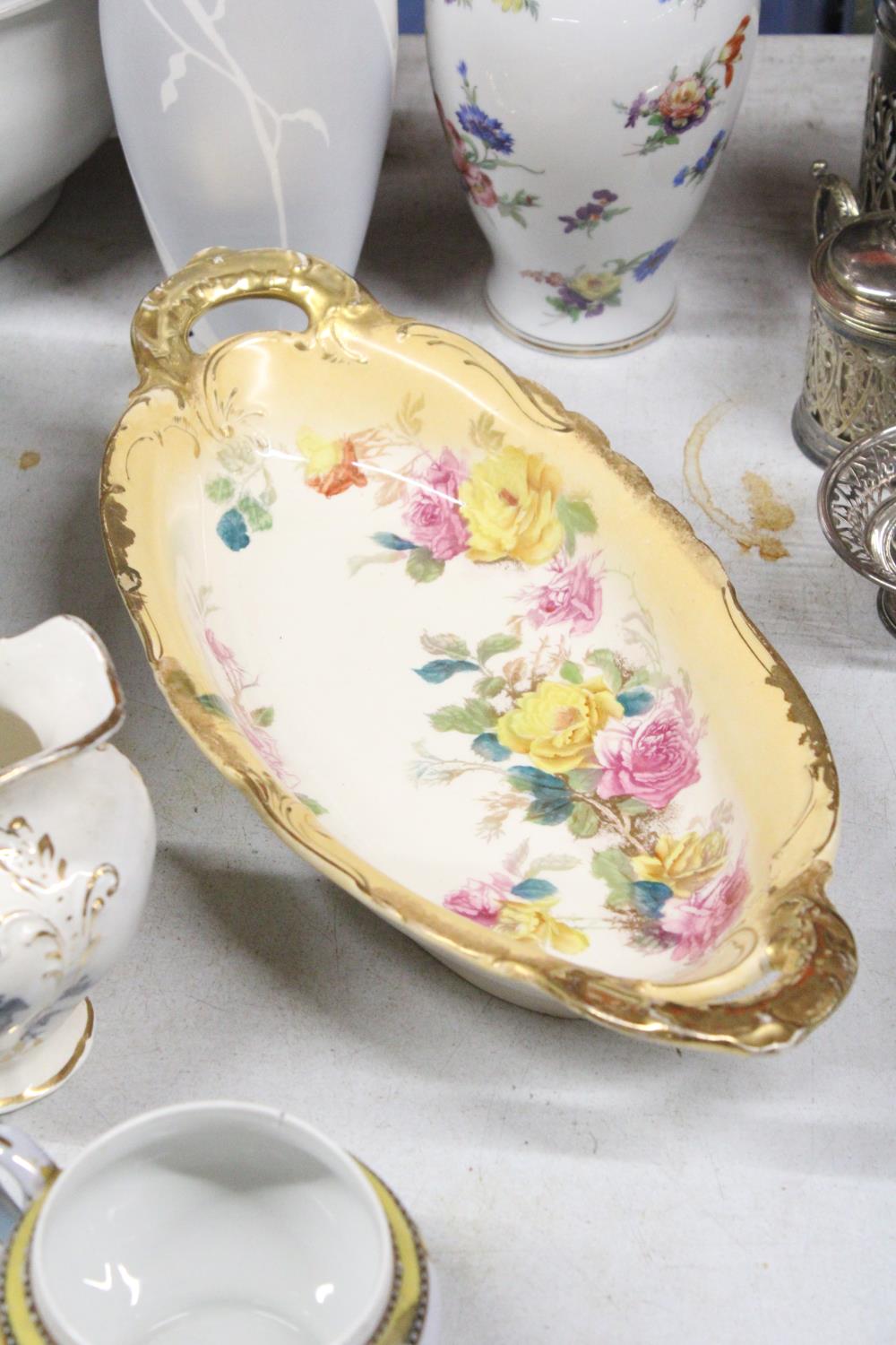 A MIXED LOT TO INCLUDE A LARGE PORTMEIRION BOWL, A FENTON JUG, A ROYAL WORCESTER TRINKET DISH PLUS A - Image 4 of 5