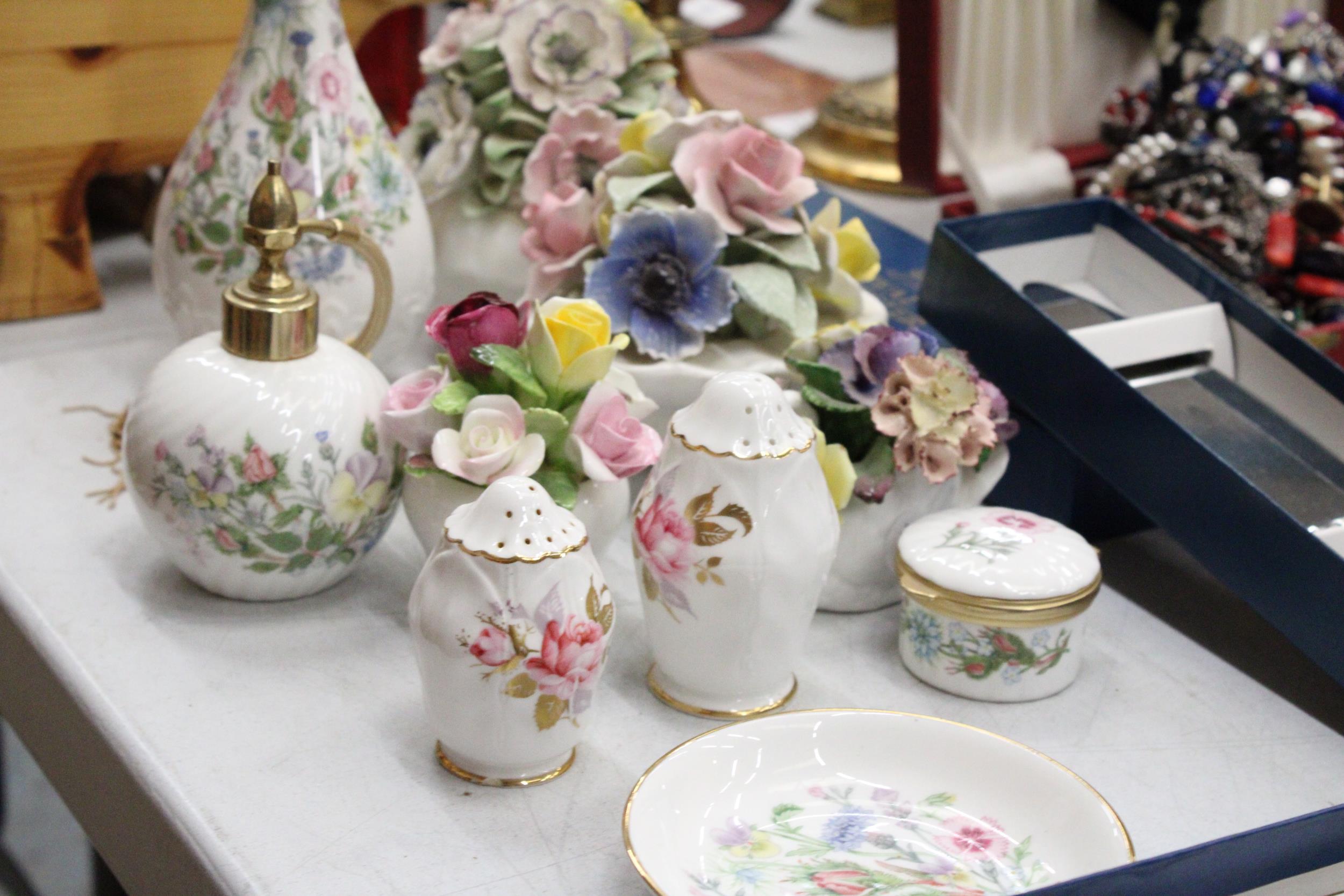 A LARGE MIXED LOT TO INCLUDE A BOXED ROYAL WORCESTER "LAVINIA" CAKE STAND, AYNSLEY SALT AND PEPPER - Image 5 of 6