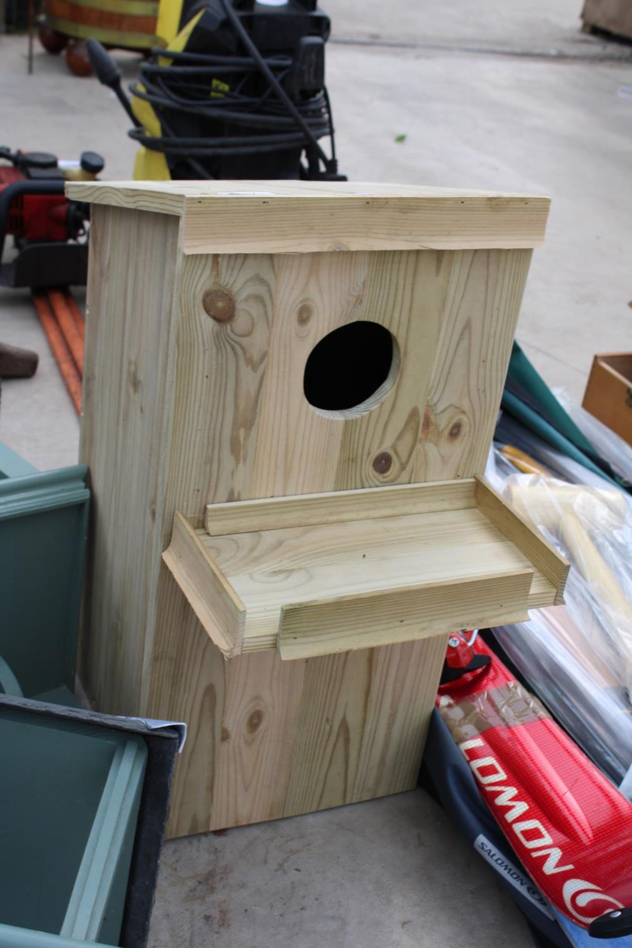 THREE VARIOUS WOODEN BIRD BOXES AND BIRD TABLES - Image 2 of 4