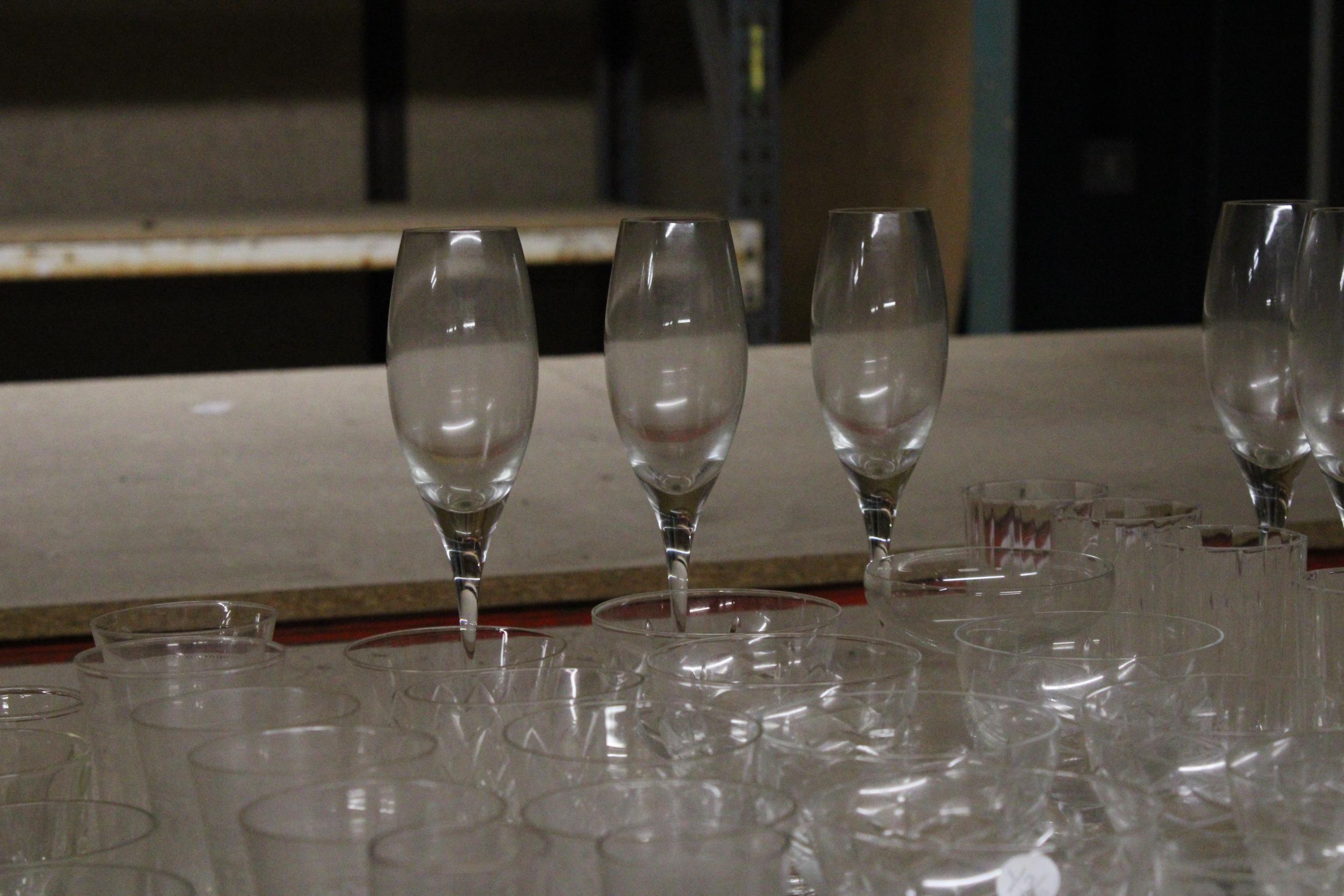 A LARGE QUANTITY OF GLASSES TO INCLUDE CHAMPAGNE FLUTES, WHISKY GLASSES, TUMBLERS, DESSERT - Image 5 of 6