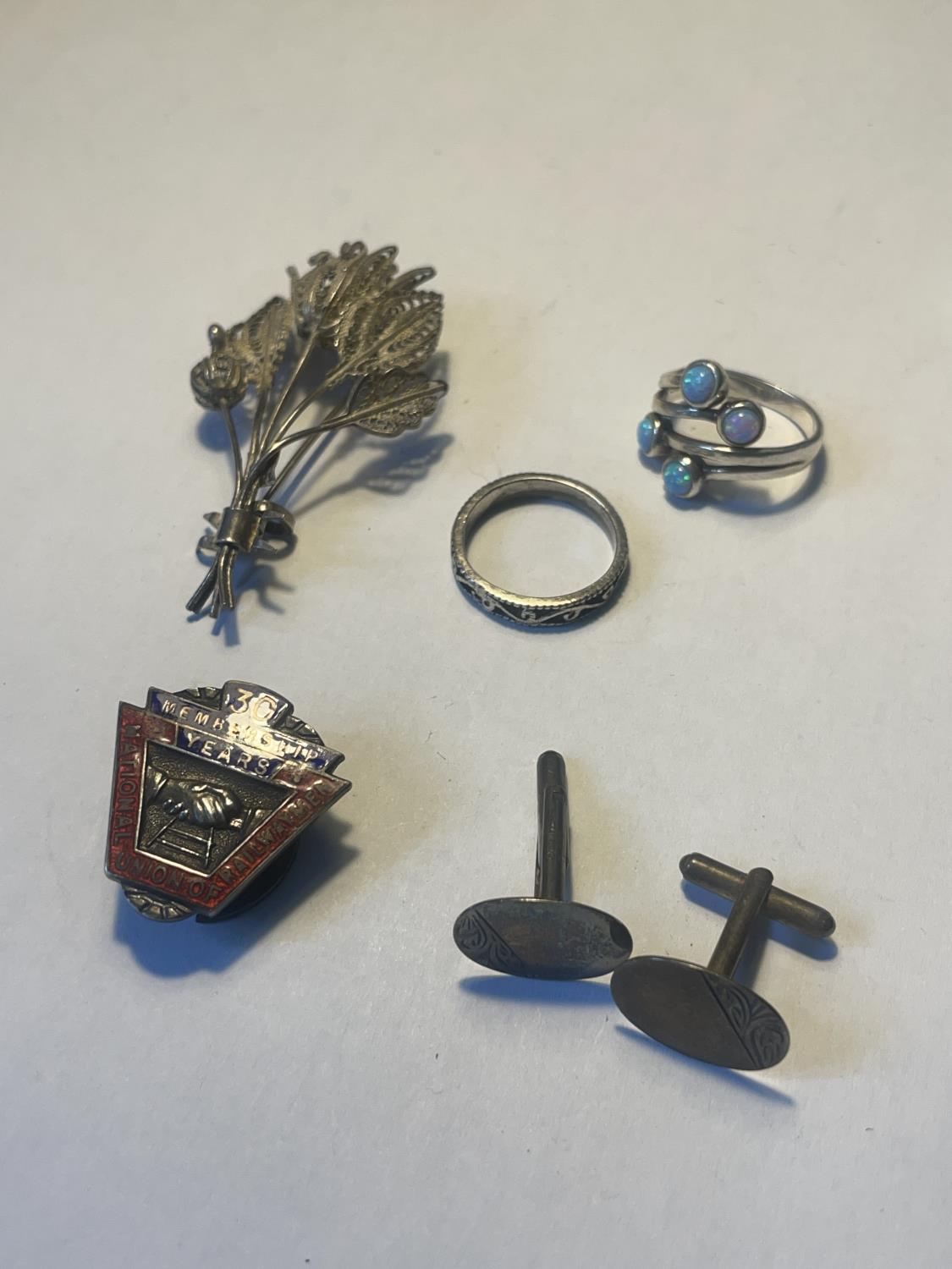 FIVE SILVER ITEMS TO INCLUDE A APIR OF CUFFLINKS, TWO RINGS AND TWO BROOCHES