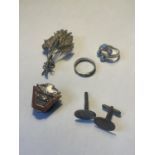 FIVE SILVER ITEMS TO INCLUDE A APIR OF CUFFLINKS, TWO RINGS AND TWO BROOCHES