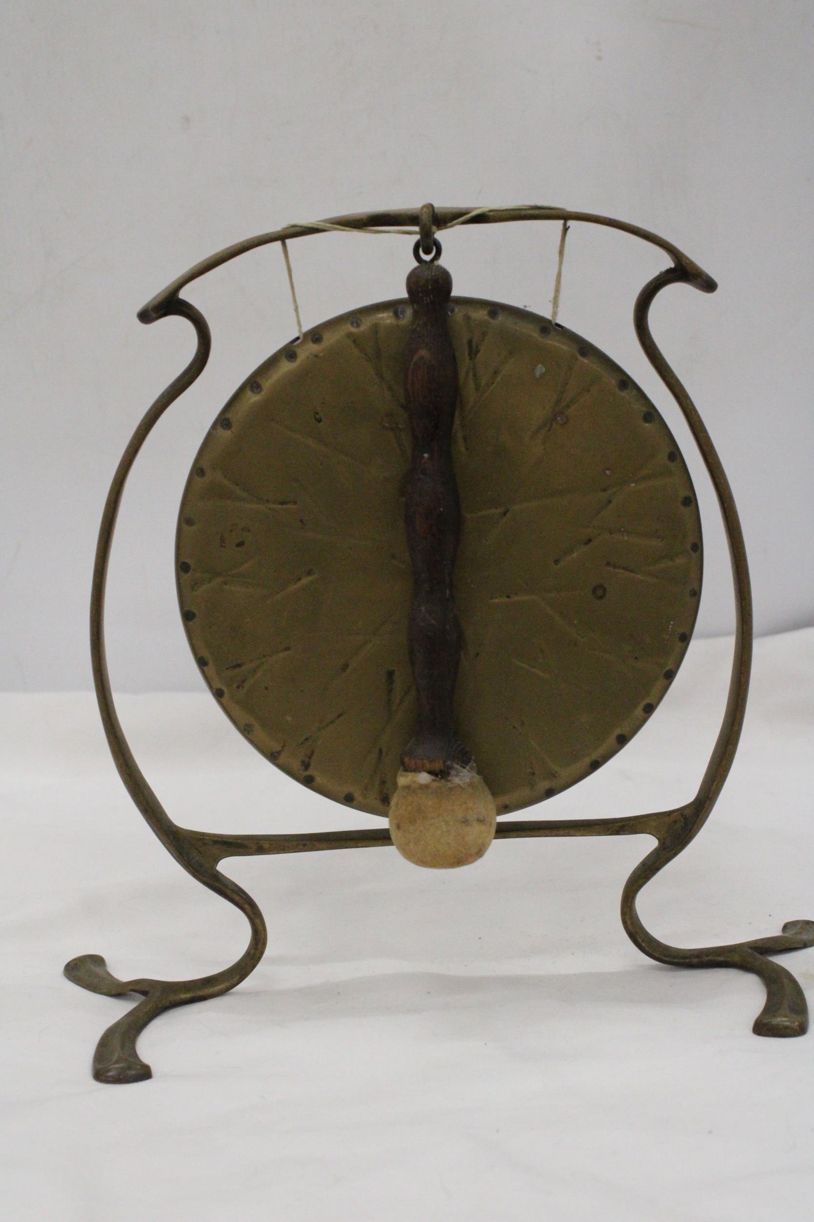 A VICTORIAN BRASS DINNER GONG AND STRIKER, HEIGHT 27CM - Image 2 of 4