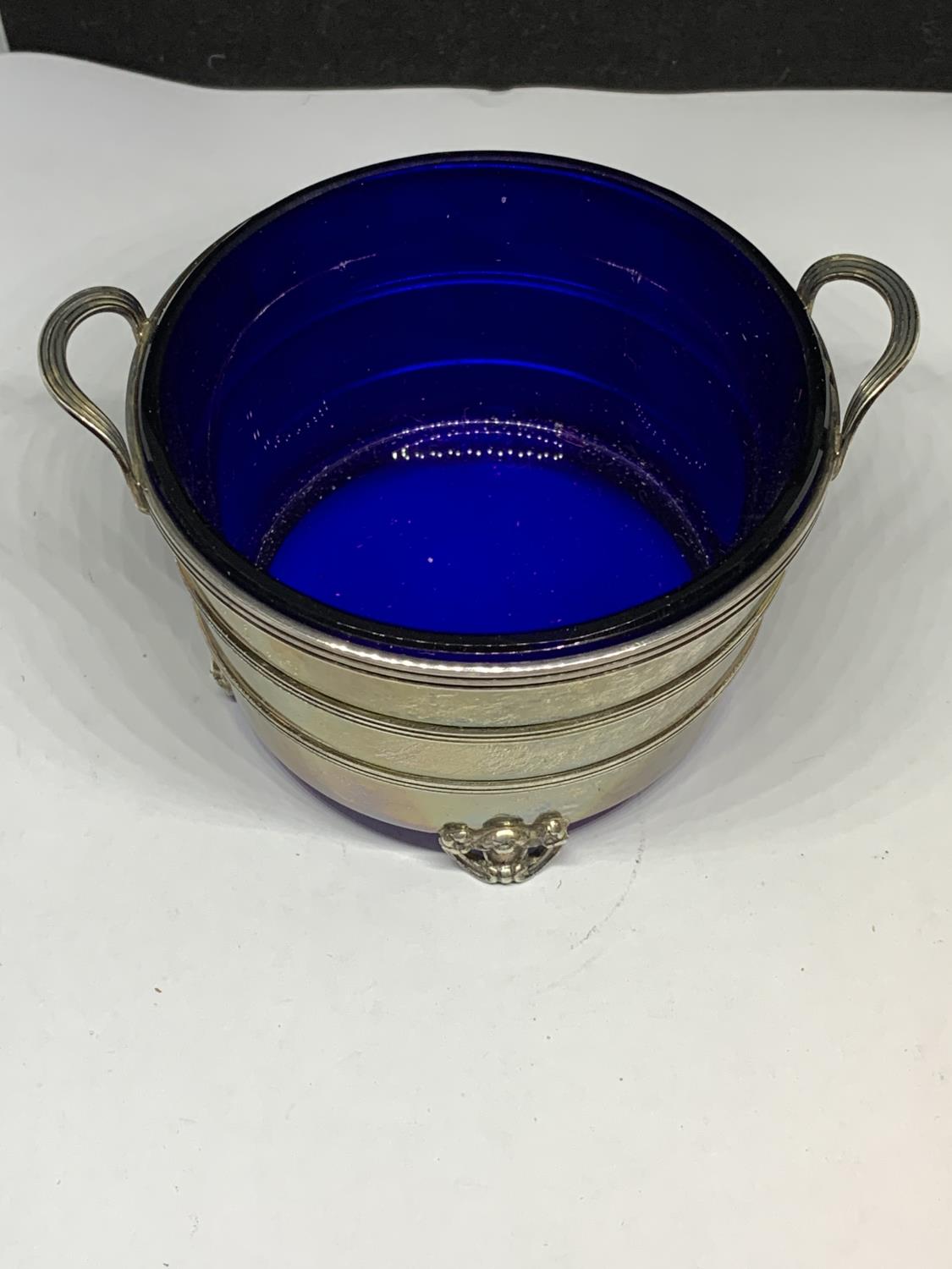 A HALLMARKED BIRMINGHAM SILVER TWIN HANDLED DEEP DISH ON FOUR DECORATIVE FEET WITH BLUE GLASS - Image 3 of 6