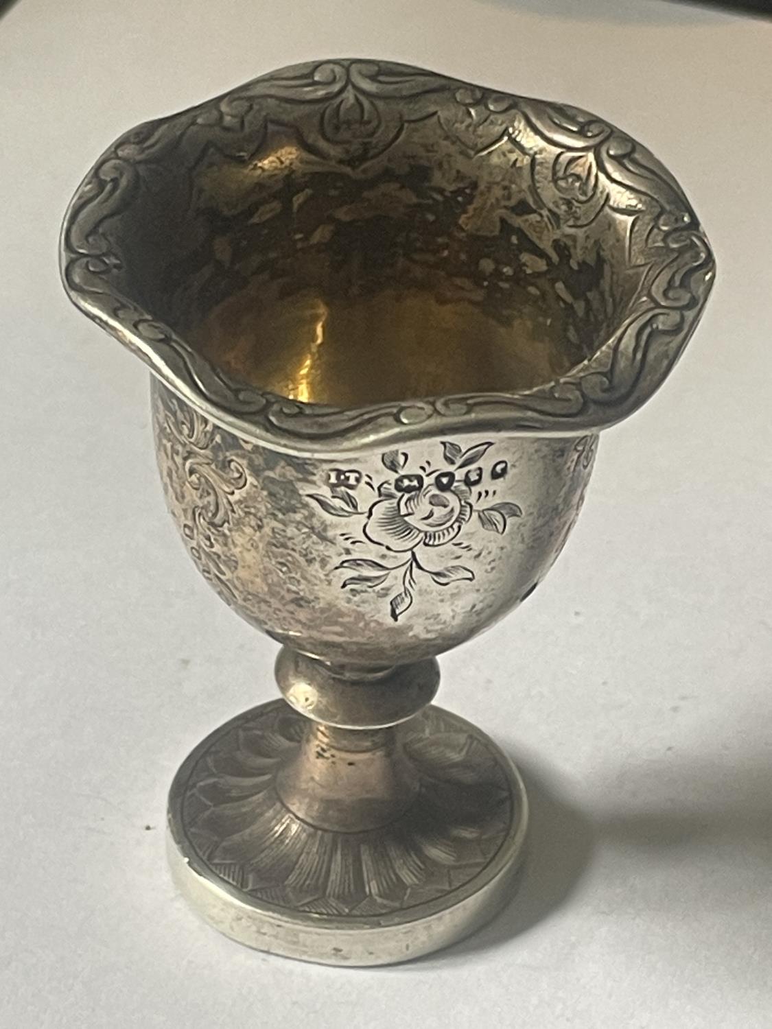A HALLMARKED VICTORIAN SILVER EGG CUP - Image 2 of 4