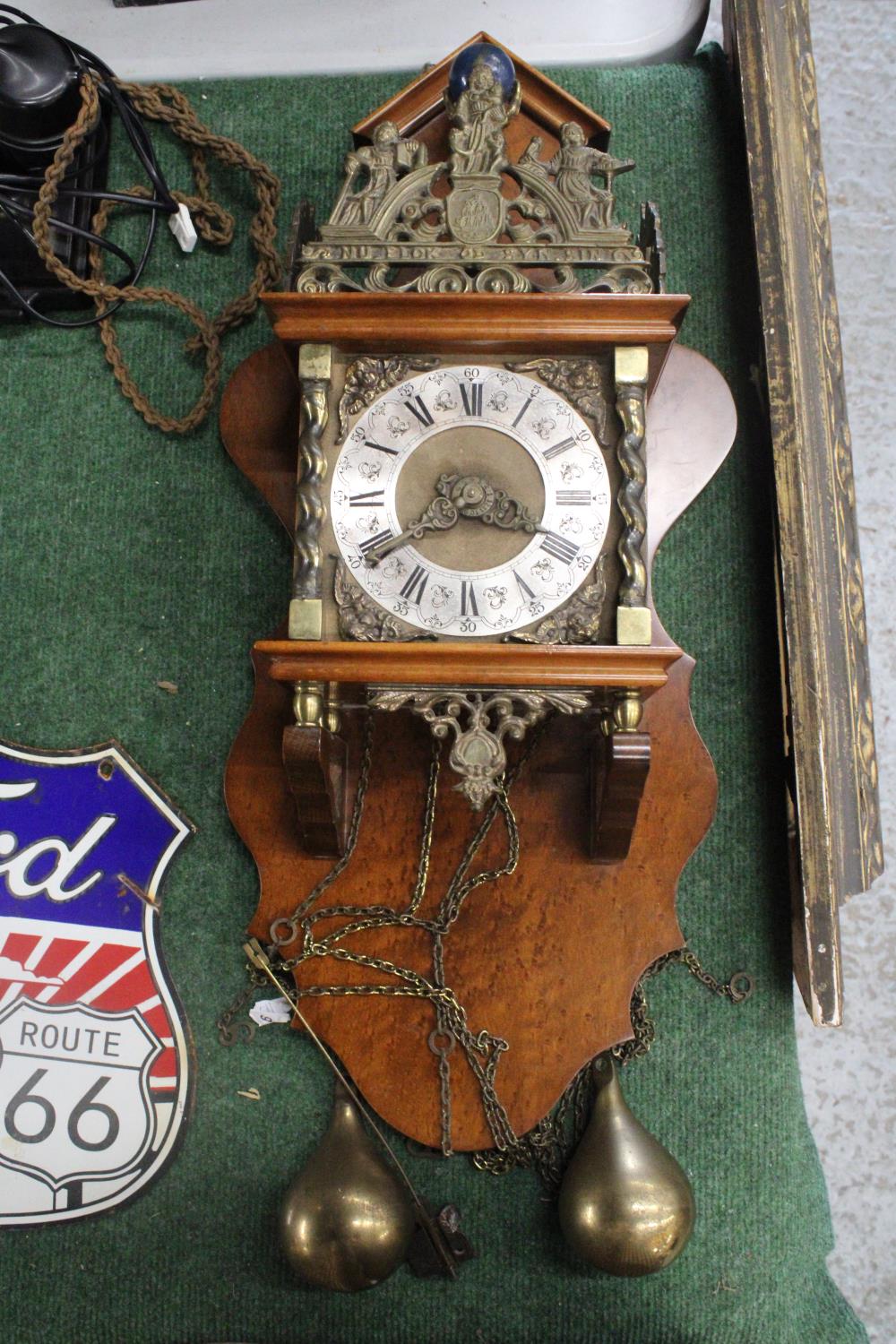 A VINTAGE WOODEN CASED WALL CLOCK, WITH BRASS DECORATION AND PENDULUM, HEIGHT 65CM