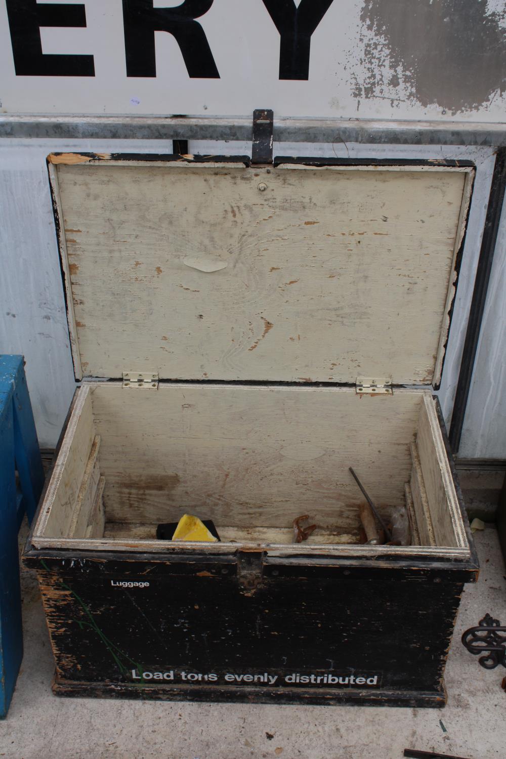 A VINTAGE PAINTED PINE TOOL CHEST WITH AN ASSORTMENT OF TOOLS TO INCLUDE BRACE DRILL, FILES AND - Image 2 of 3