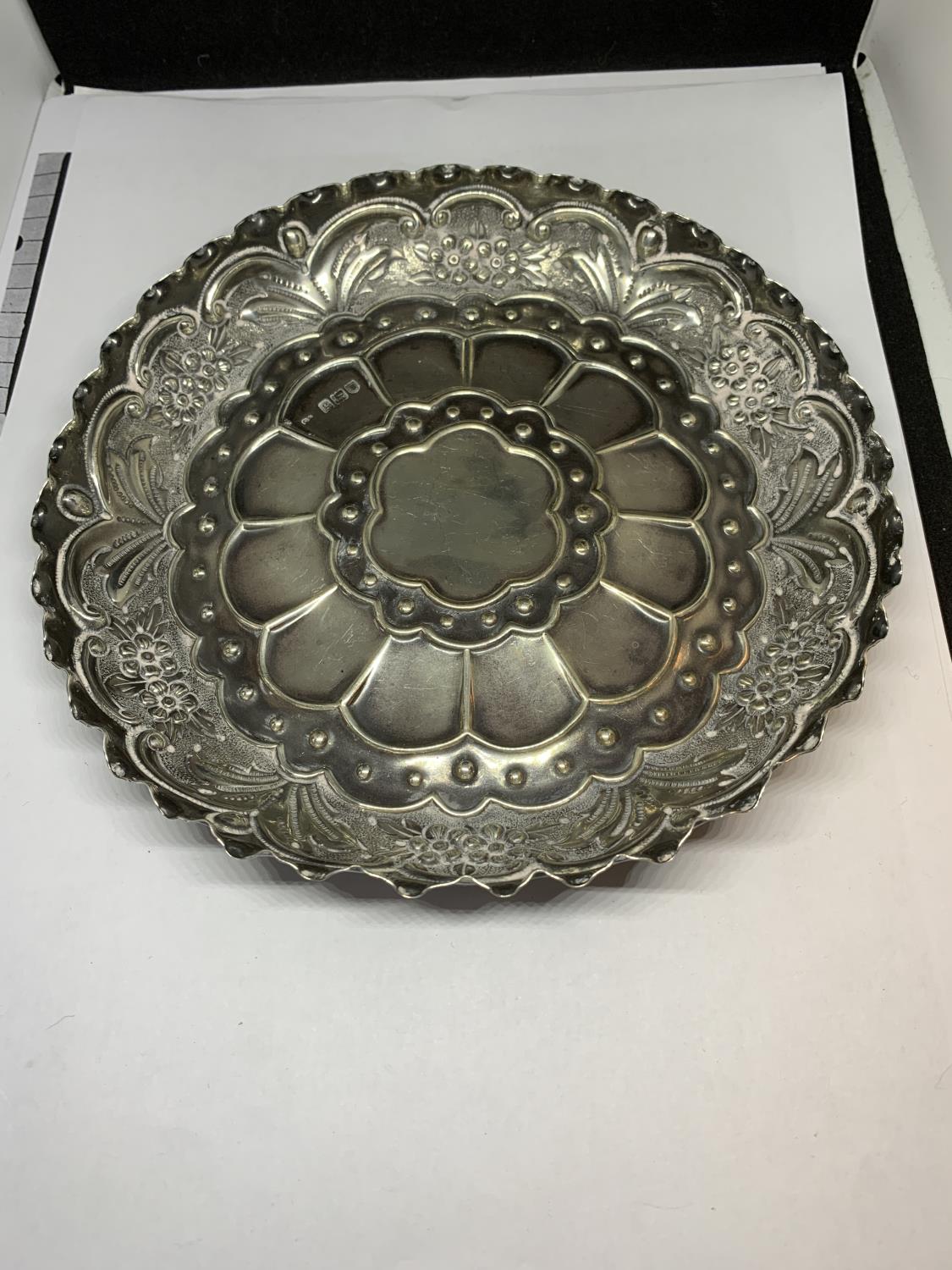 A DECORATIVE HALLMARKED LONDON SILVER FLUTED TRAY GROSS WEIGHT 147 GRAMS