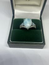 A SILVER DRESS RING IN A PRESENTATION BOX