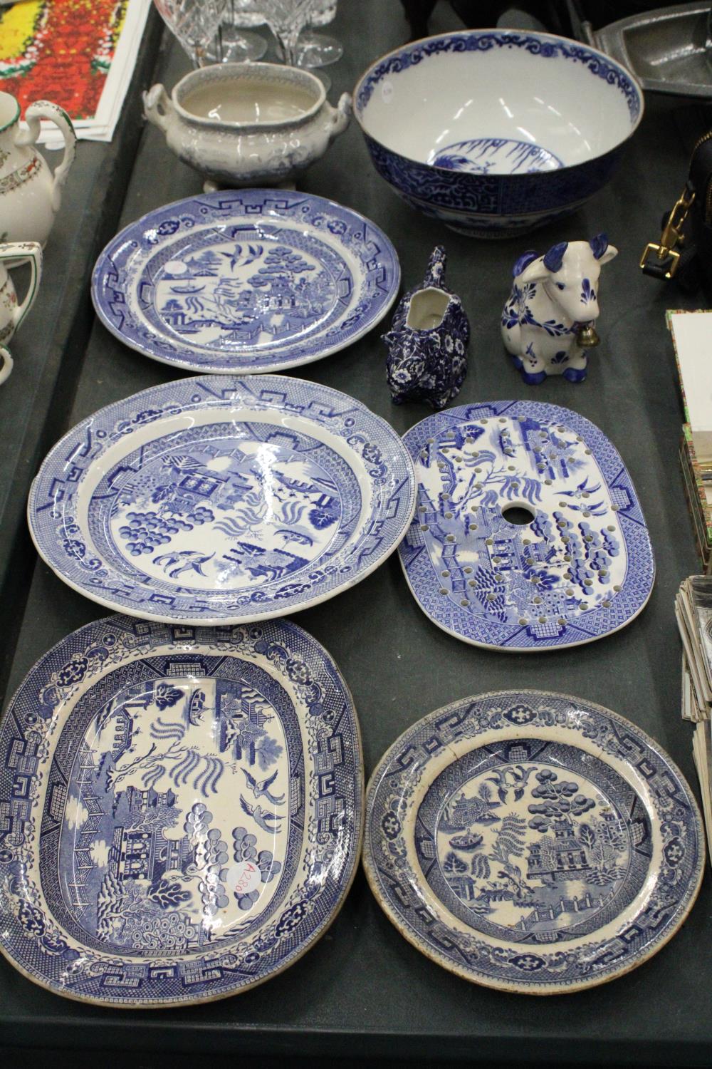 A MIXED LOT OF BLUE AND WHITE CERAMICS TO INCLUDE DAVENPORT, IRONSTONE, BURLEIGH ETC