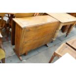 A MID 20TH CENTURY OAK DROP-LEAF TABLE