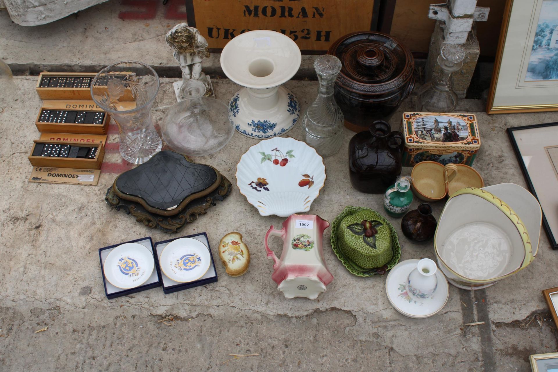 AN ASSORTMENT OF ITEMS TO INCLUDE CERAMICS, DOMINOES AND GLASS DECANTORS ETC