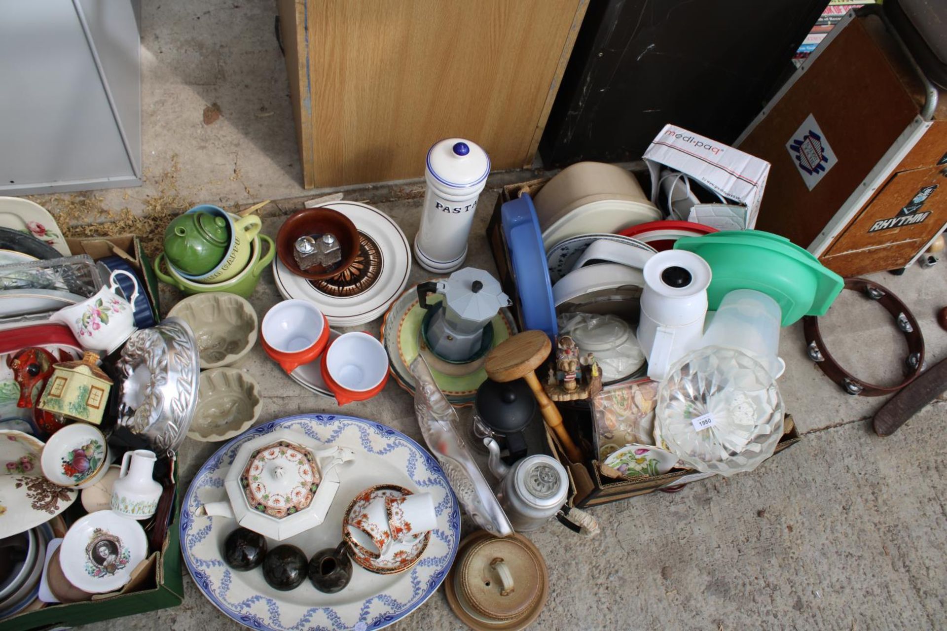 AN ASSORTMENT OF HOUSEHOLD ITEMS TO INCLUDE JELLY MOULDS, CERAMICS AND COFFEE POTS ETC - Image 3 of 3