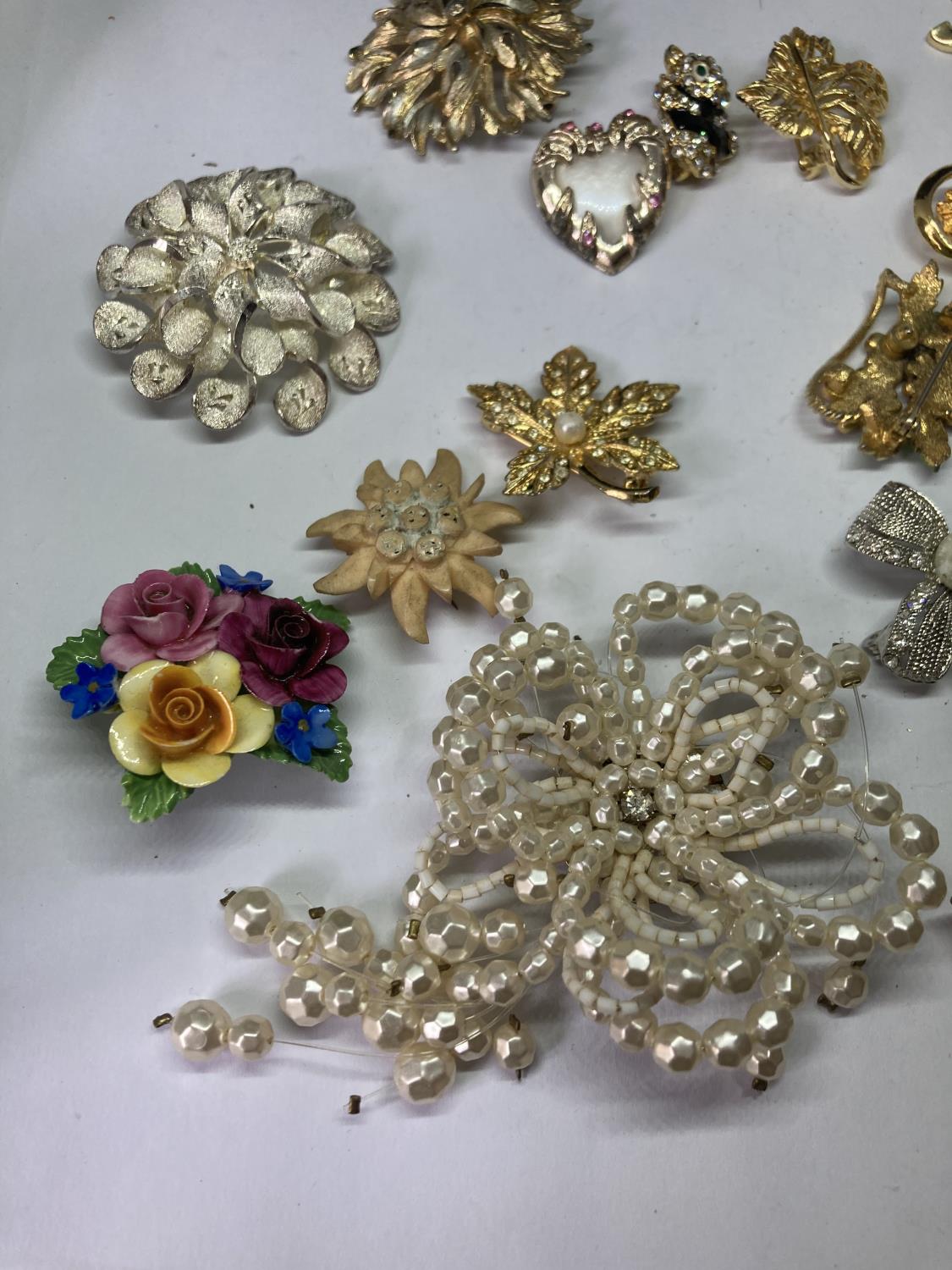 A QUANTITY OF BROOCHES - Image 3 of 4