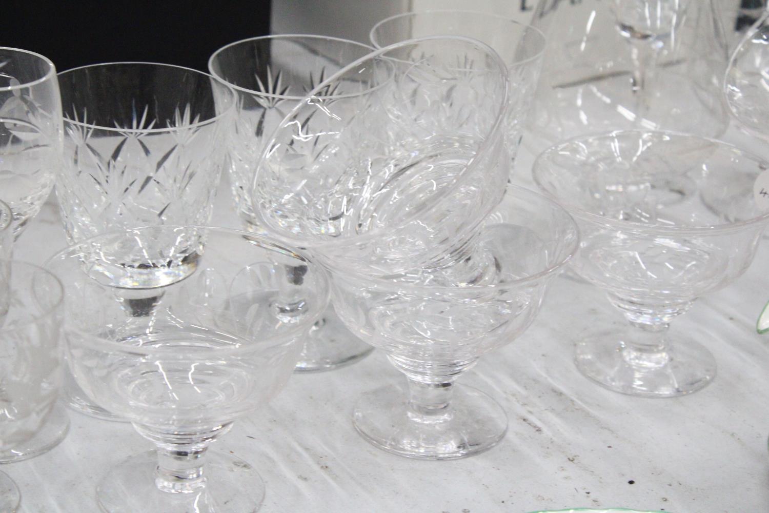 A MIXED LOT OF GLASSWARE TO INCLUDE A PAIR OF CANDLE STICKS, LARGE JUG, SHERRY GLASSES, BRANDY - Image 5 of 6