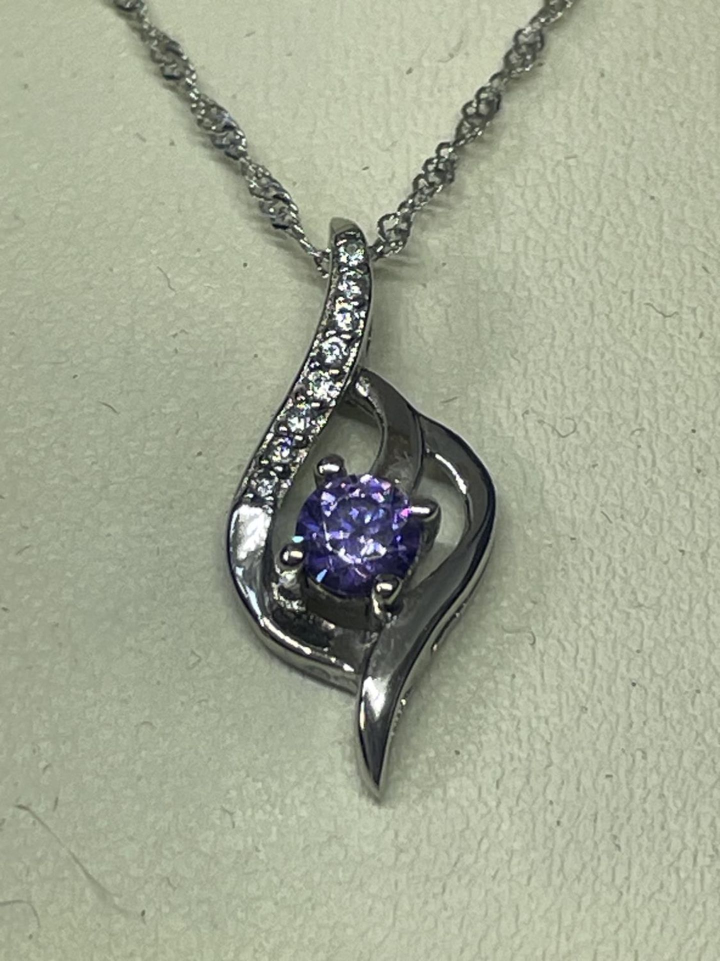 A SILVER NECKLACE WITH PURPLE STONE PENDANT IN A PRESENTATION BOX - Image 2 of 2