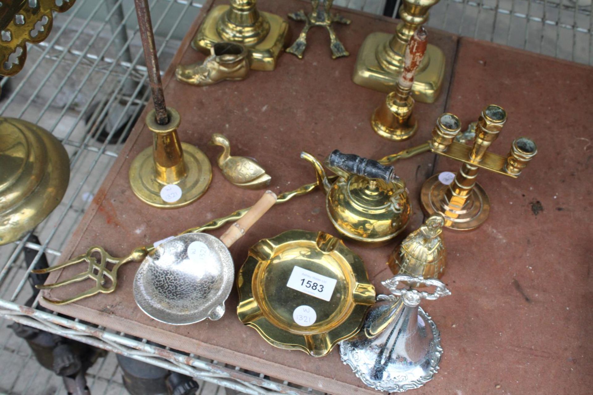 AN ASSORTMENT OF BRASS ITEMS TO INCLUDE A GONG WITH BAGPIPE PLAYER STAND, A KETTLE AND TRIVET AND - Image 3 of 4