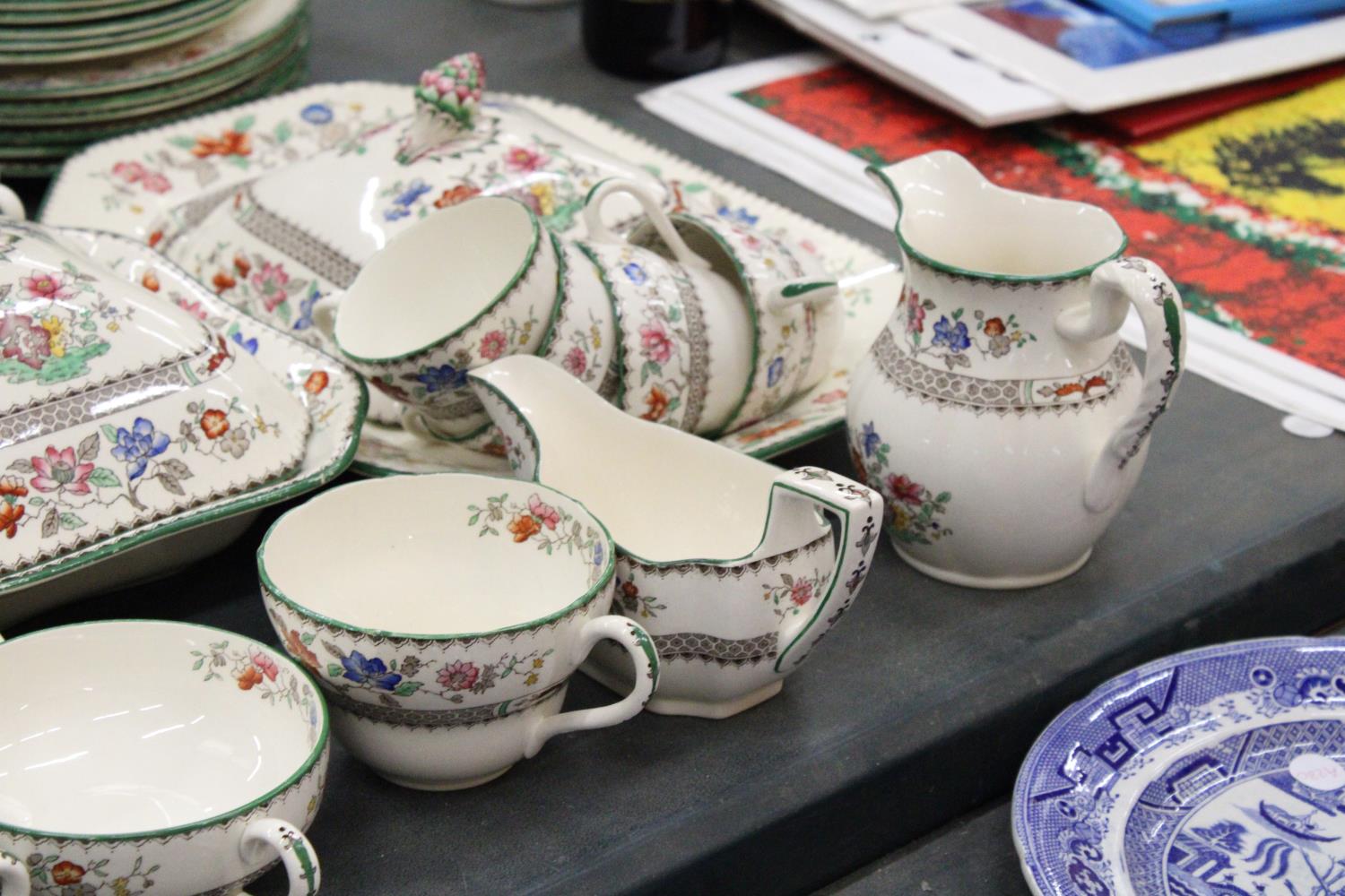 A LARGE SPODE COPELAND "CHINESE ROSE" DINNER SERVICE TO INCLUDE PLATES, SOUP BOWLS, JUGS, A - Image 4 of 9
