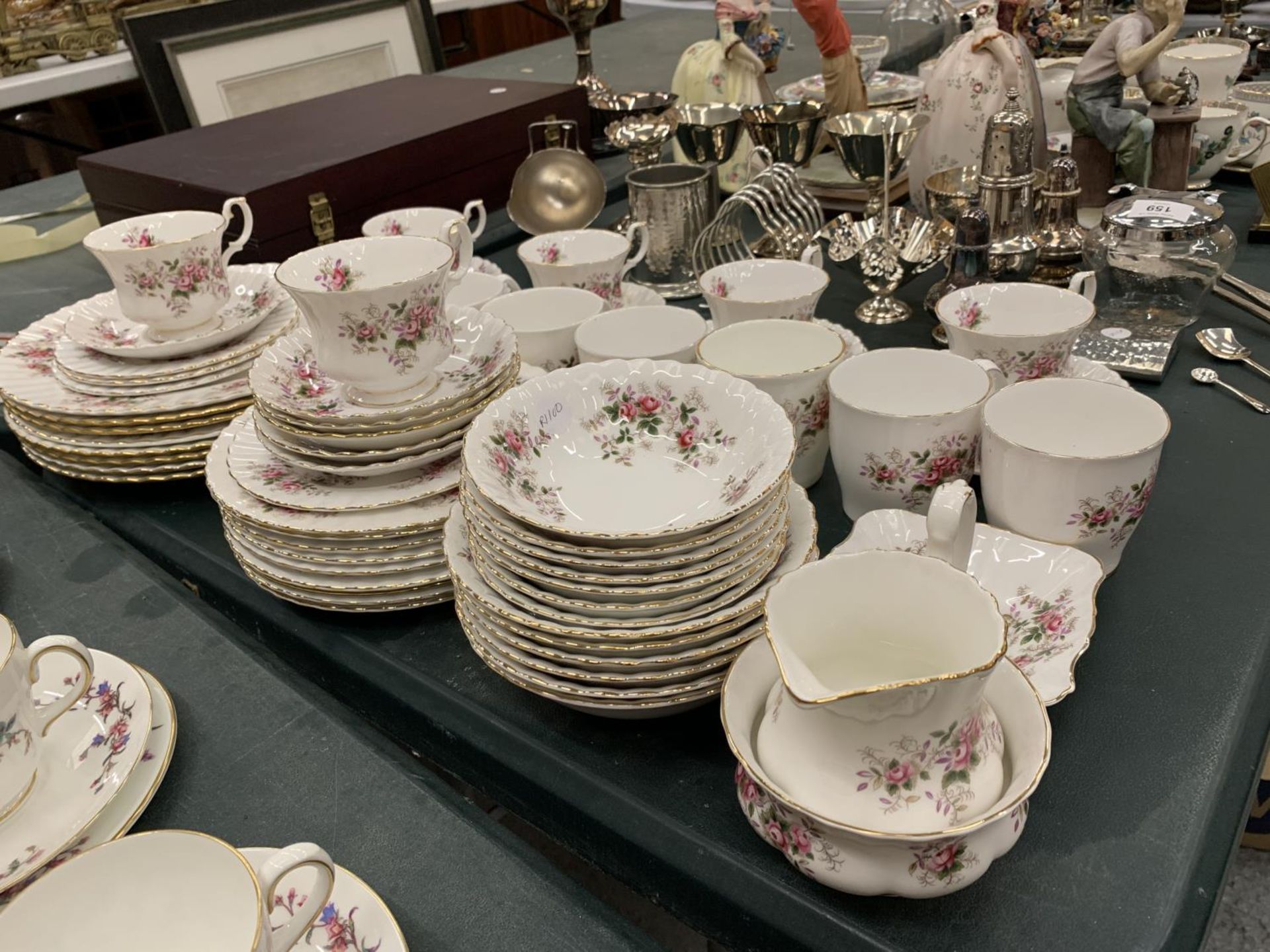 A QUANTITY OF ROYAL ALBERT 'LAVENDER ROSE' CHINA TO INCLUDE, VARIOUS SIZES OF PLATES, A CREAM JUG, - Image 2 of 5