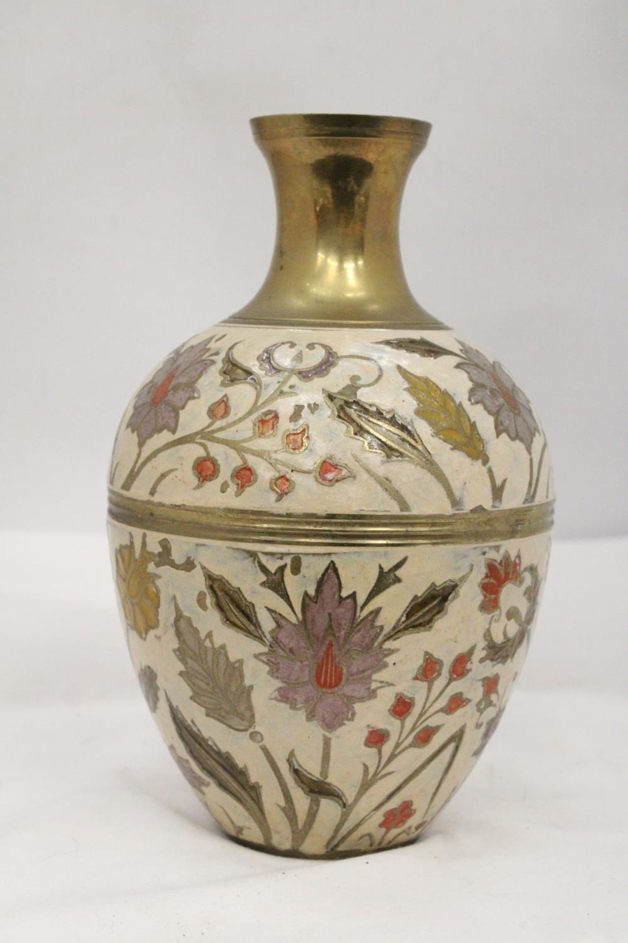 A HEAVY BRASS CLOISSONE VASE - APPROXIMATELY 24CM HIGH - Image 3 of 5