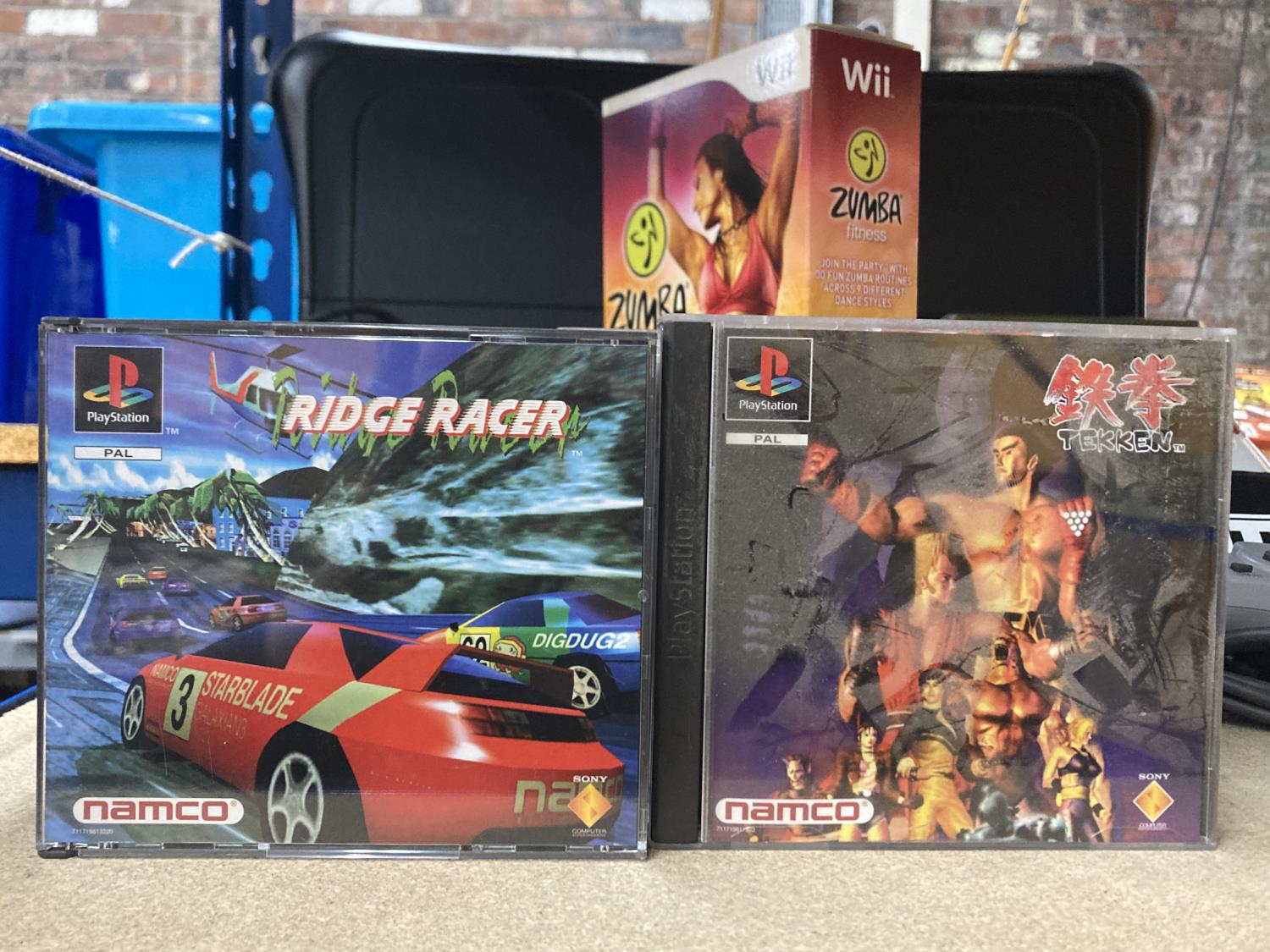 AN ASSORTMENT OF COMPUTER GAME ITEMS TO INCLUDE A PLAYSTATION ONE, WITH ONE CONTROLLER, A STEERING - Bild 7 aus 8
