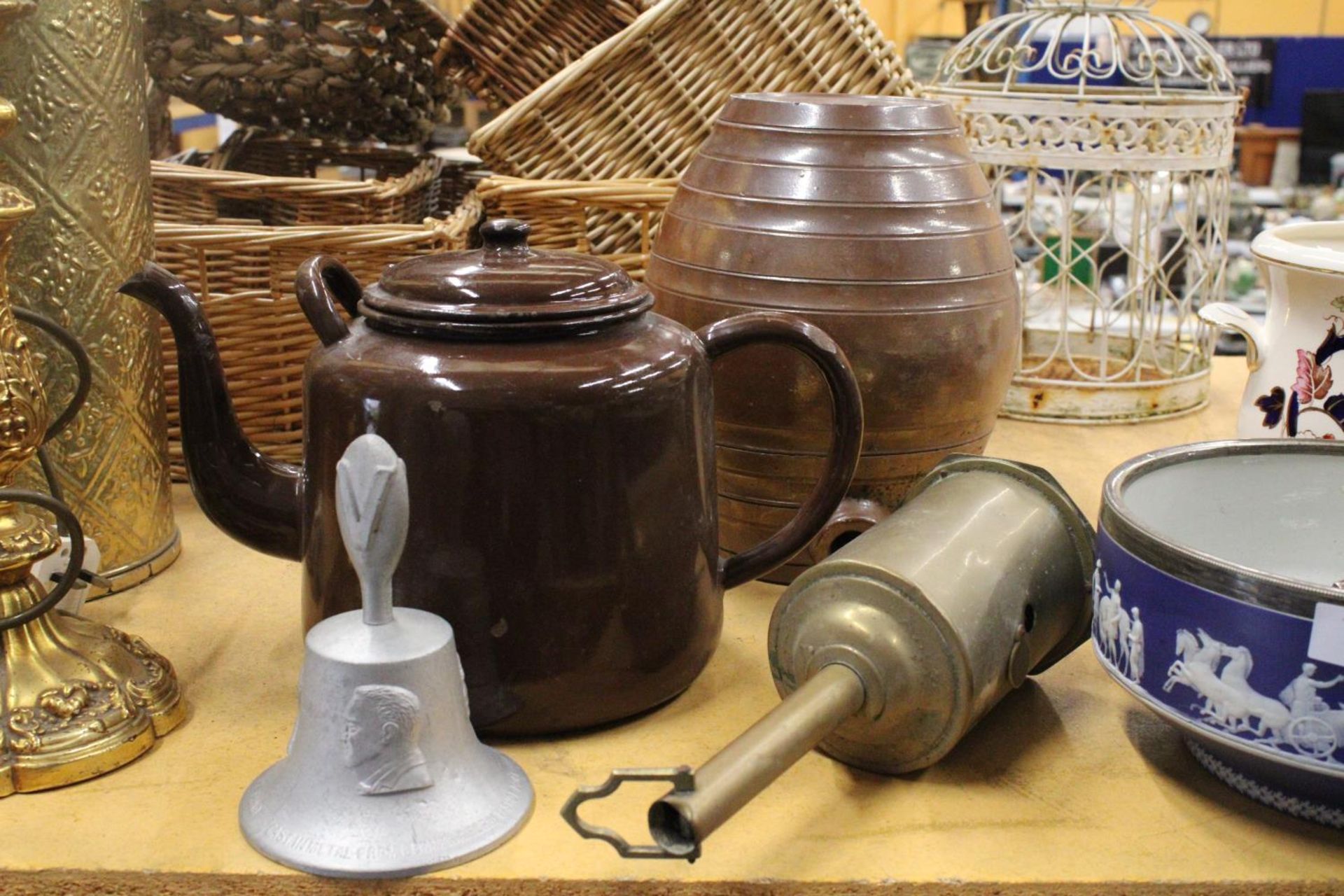 A MIXED LOT TO INCLUDE A BRASS MEAT JACK, STONEWARE BARREL, LARGE ENAMEL TEAPOT AND A CAST METAL