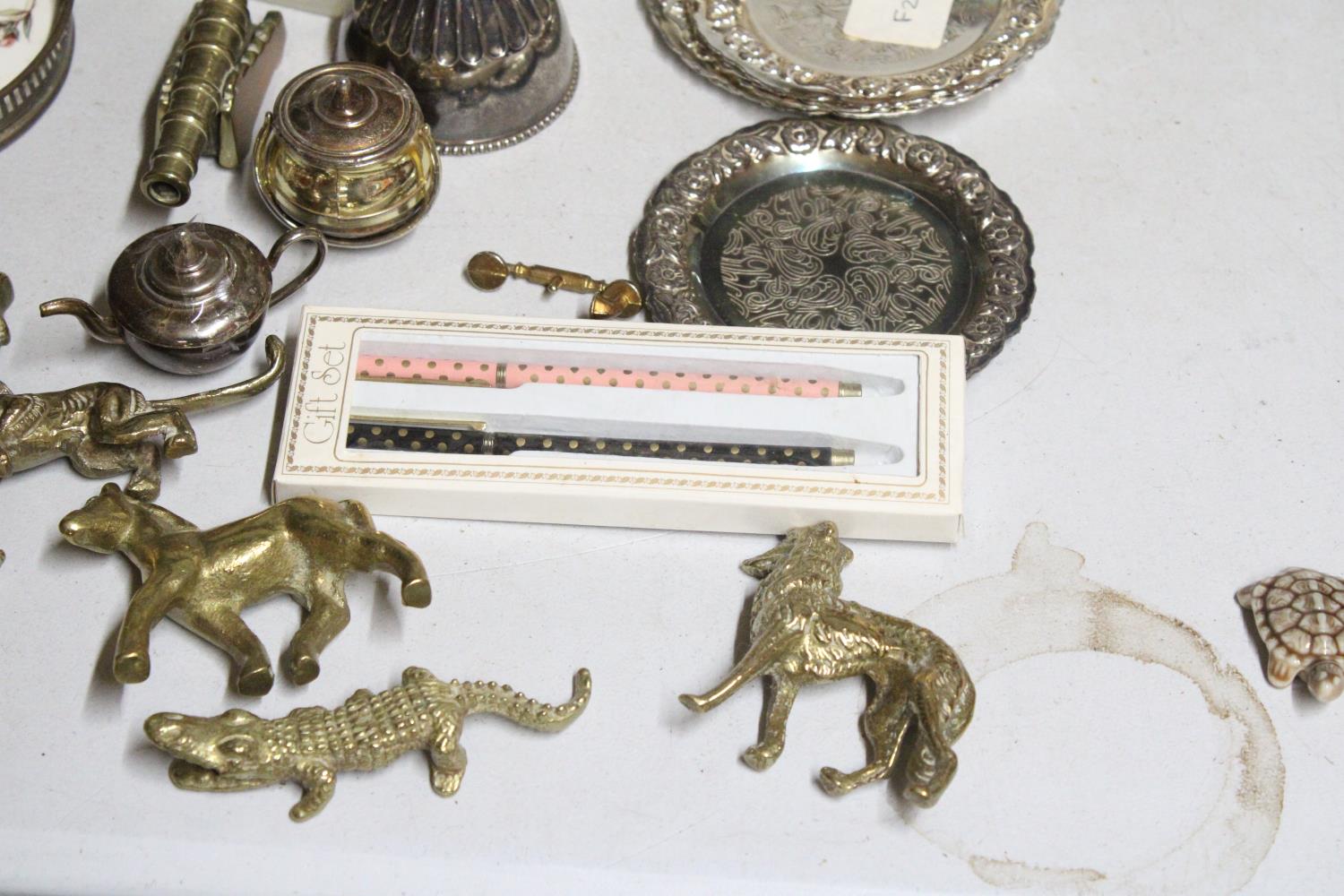 A MIXED LOT OF COLLECTABLES TO INCLUDE SIX MINIATURE BRASS ANIMALS, A VINTAGE OYNX ASHTRAY, A PAIR - Image 3 of 7