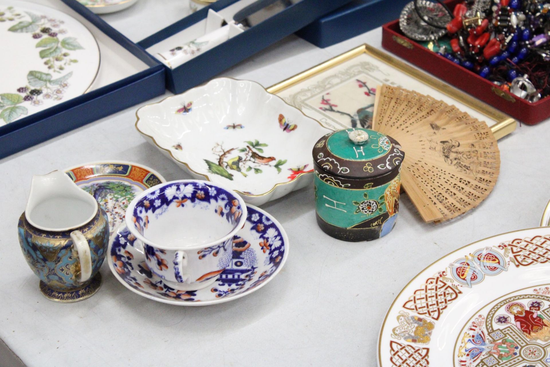 A MIXED LOT TO INCLUDE AN ORIENTAL STLE EMBROIDERED PICTURE, A GILT EDGED BOWL WITH BIRD DECORATION, - Image 2 of 5