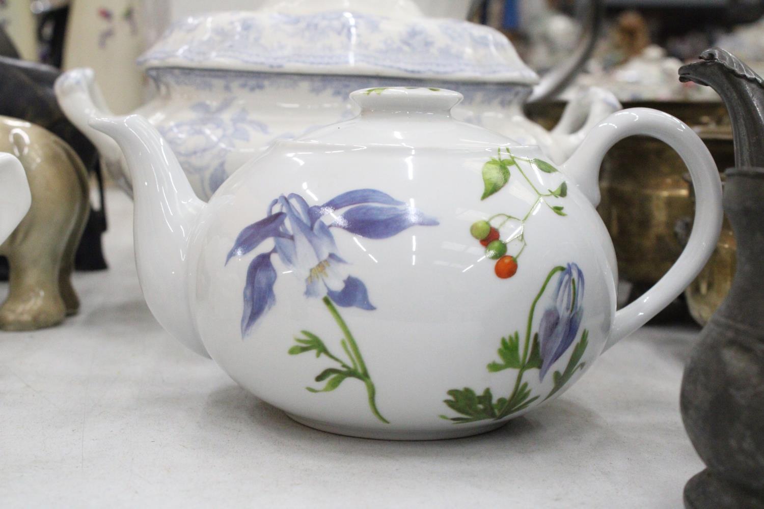 A QUANTITY OF CERAMICS TO INCLUDE TWO LARGE AYNSLEY VASES, A VINTAGE BLUE AND WHITE LIDDED TUREEN - Image 2 of 5